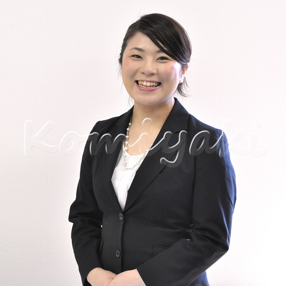 スーツを着た女性／2022年